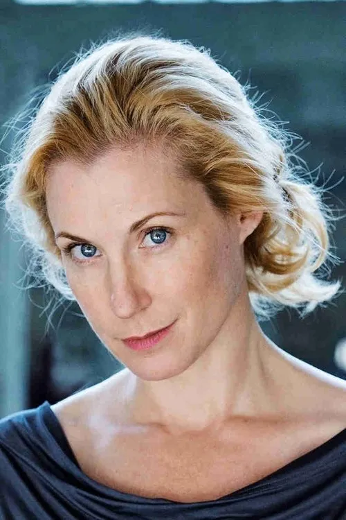 Astrid Posner interpretando a Caroline