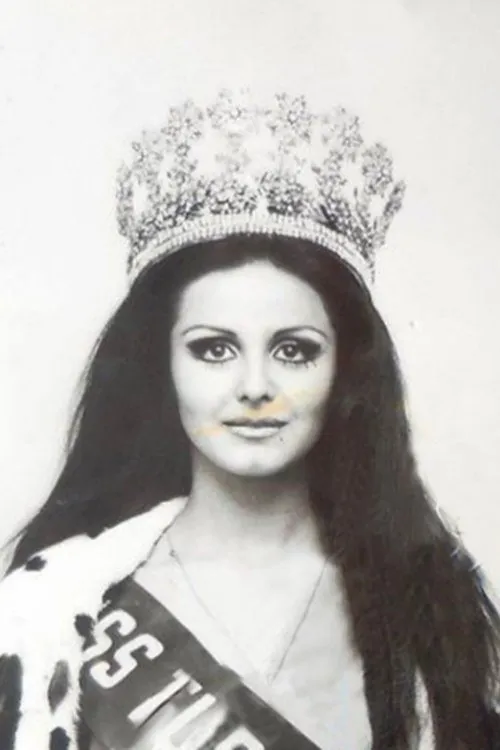 Asuman Tuğberk interpretando a The Woman