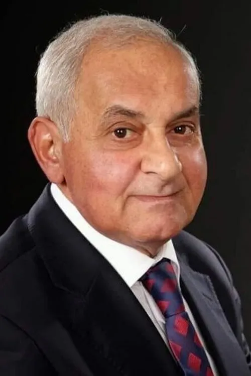 Atabala Səfərov interpretando a direktor Nadir Nadirov