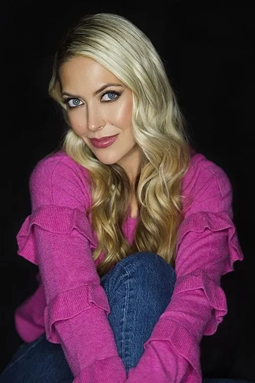 Athena Isabel Lebessis interpretando a Leslie