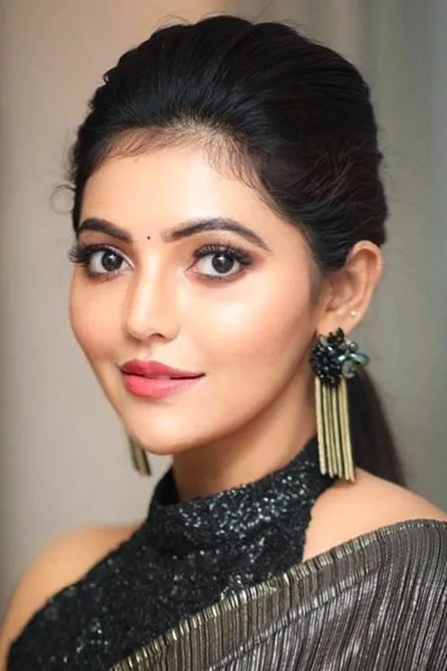 Athulya Ravi interpretando a Varsha