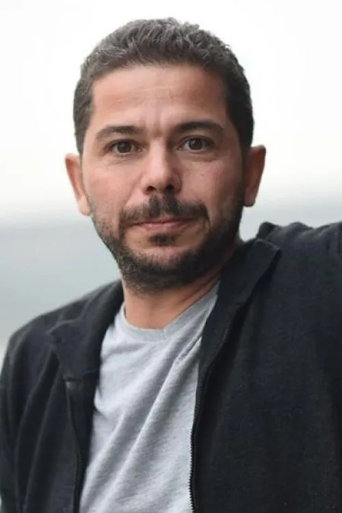 Atılay Uluışık interpretando a Muavin