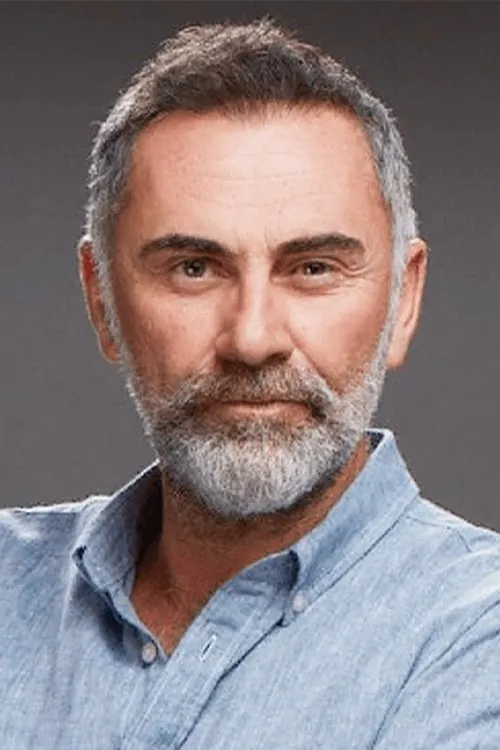 Atilla Saral interpretando a Osman Bey