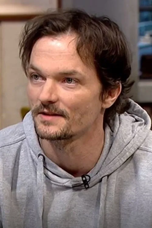 Attila Kasvinszki interpretando a Kasi