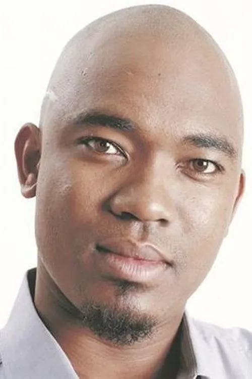 Aubrey Poolo interpretando a Mak Bogatso