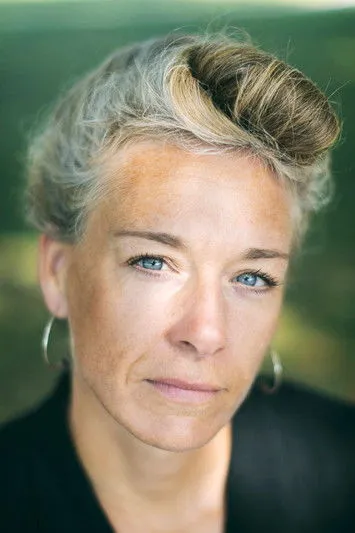 Audrey Cavelius interpretando a Mara