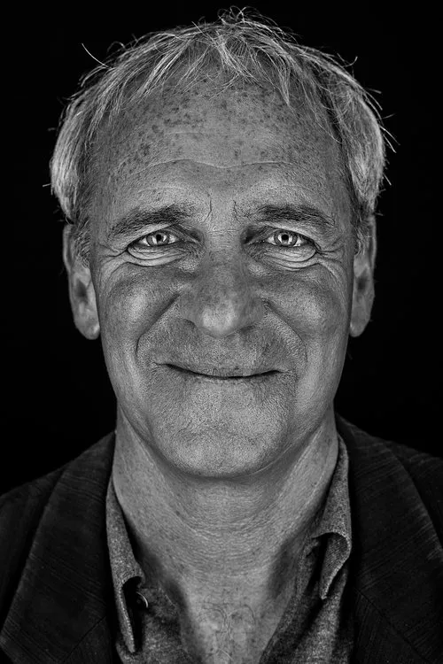 August Zirner interpretando a Frank