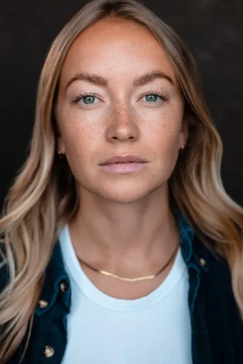 Augusta Woods interpretando a Stephanie