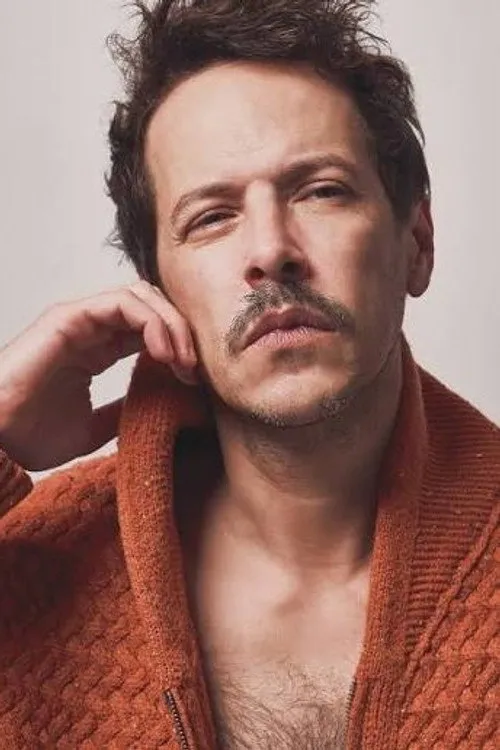 Augusto Gordillo interpretando a 