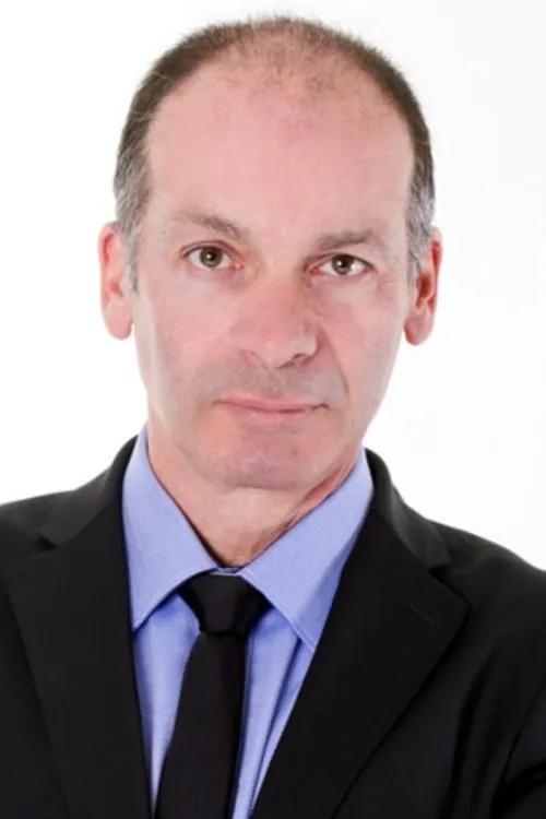 Augusto Portela interpretando a Commander