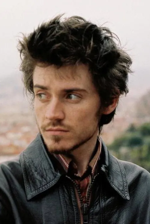 Aurélien Peilloux interpretando a Tom