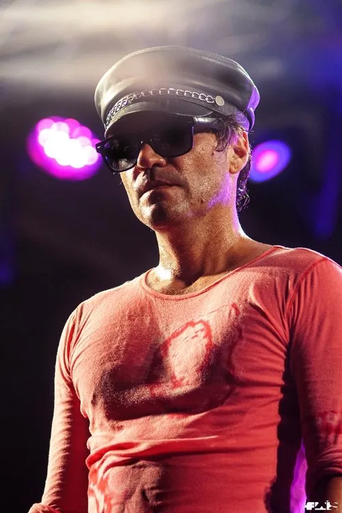 Auro Sónico interpretando a Dujardin