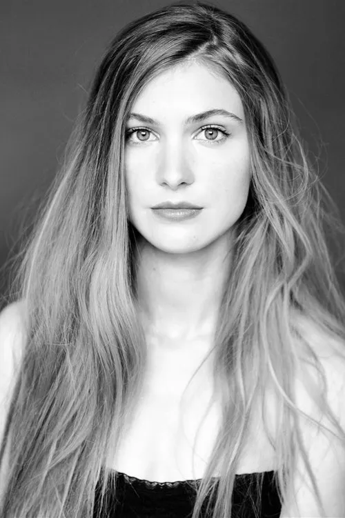 Aurore Planas interpretando a Emma-Joy