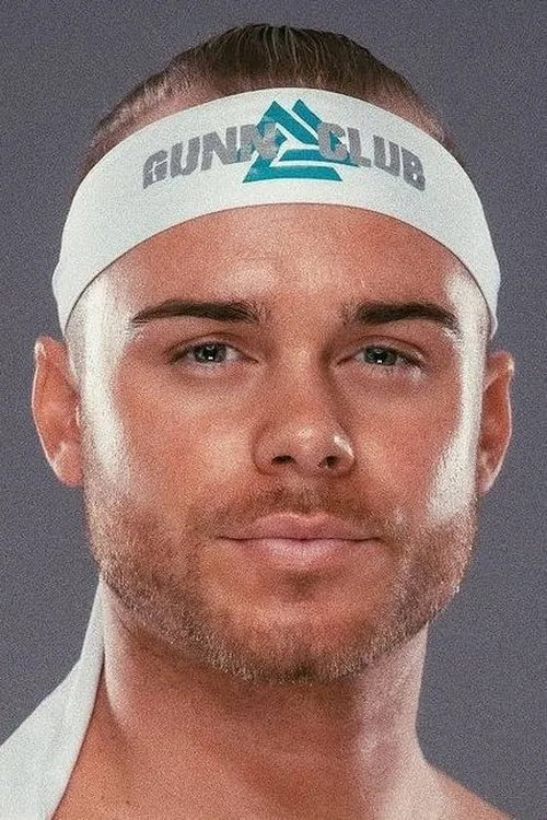 Austin Sopp interpretando a Austin