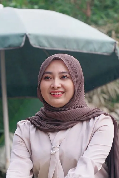 Auzura QR interpretando a Ibu Guru