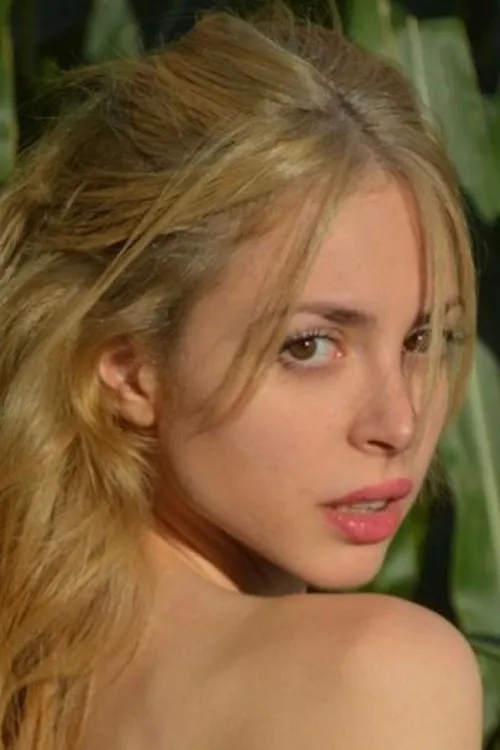 Ava Azadeh interpretando a Nadira