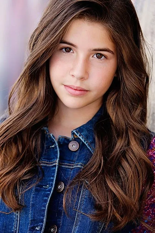 Ava-Riley Miles interpretando a Young Jennifer
