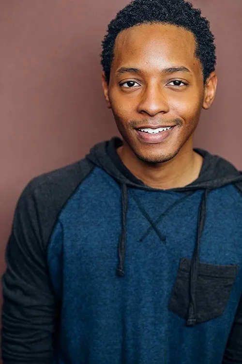 Avery Anthony interpretando a Tucker