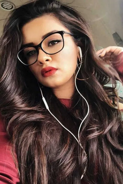 Avneet Kaur — personaje: Yasmine