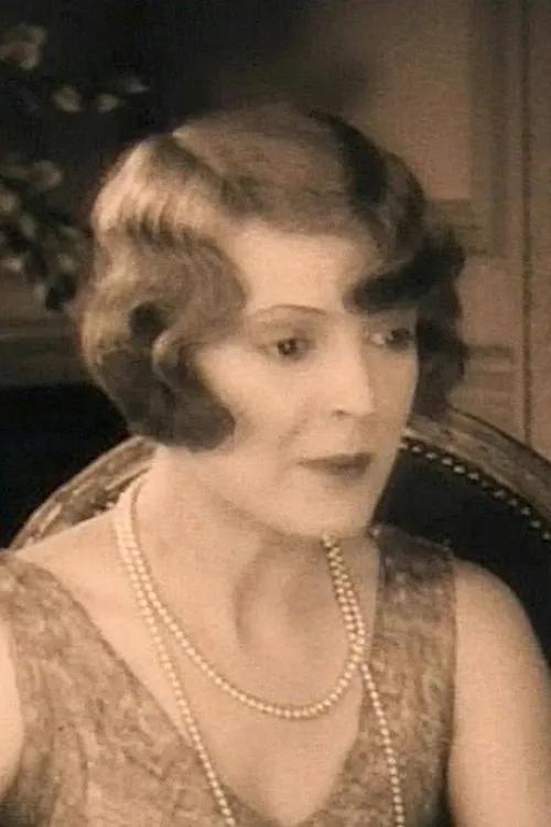 Avonne Taylor interpretando a Maybelle Worthington