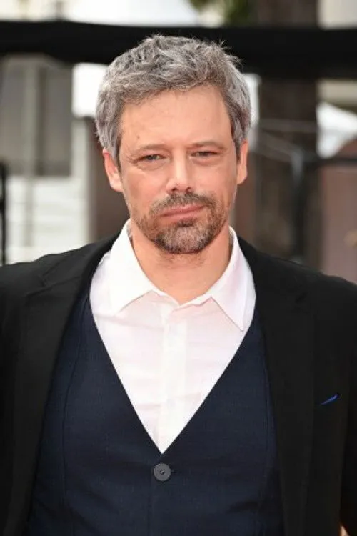 Avshalom Pollak interpretando a Reuven