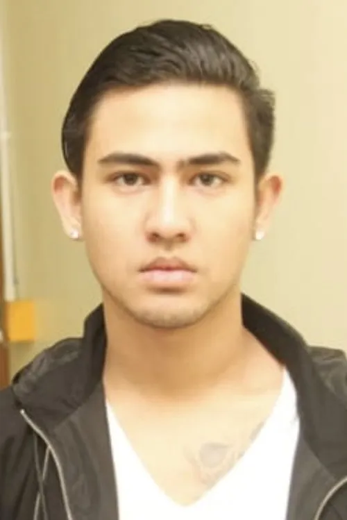 Axel Matthew Thomas interpretando a 