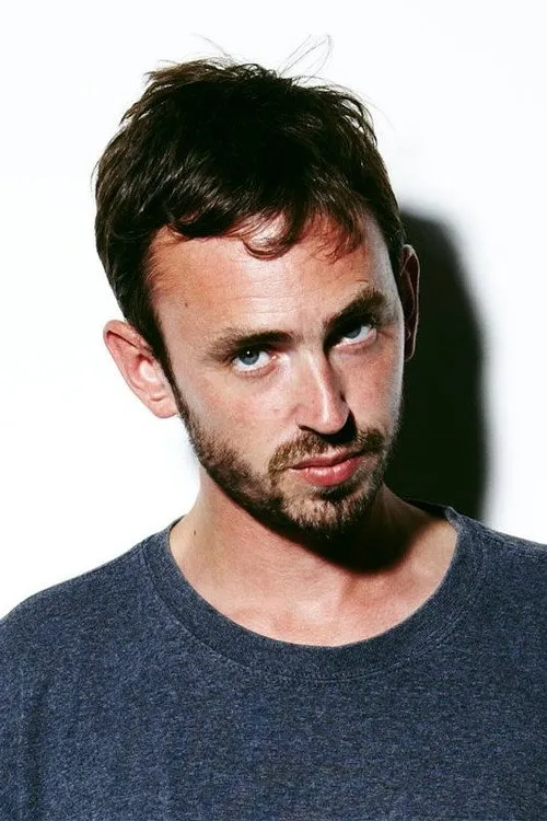 Axel Petersén interpretando a Man in playground