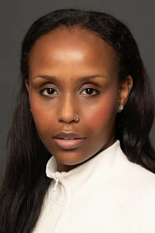 Ayan Ahmed interpretando a Aina