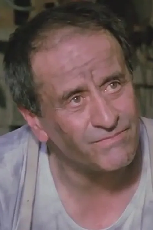 Ayberk Çölok interpretando a Recep