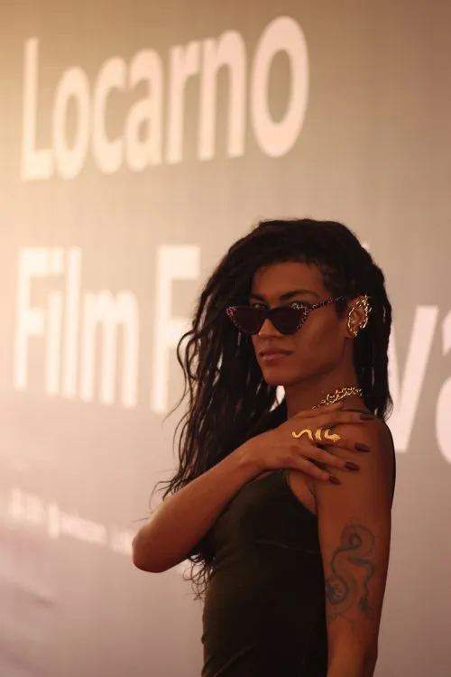 Ayla Gabriela interpretando a