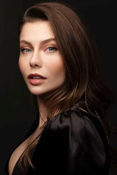 Engin Akyürek ha trabajado con Aylin Veziroğlu en 1 ocasiones