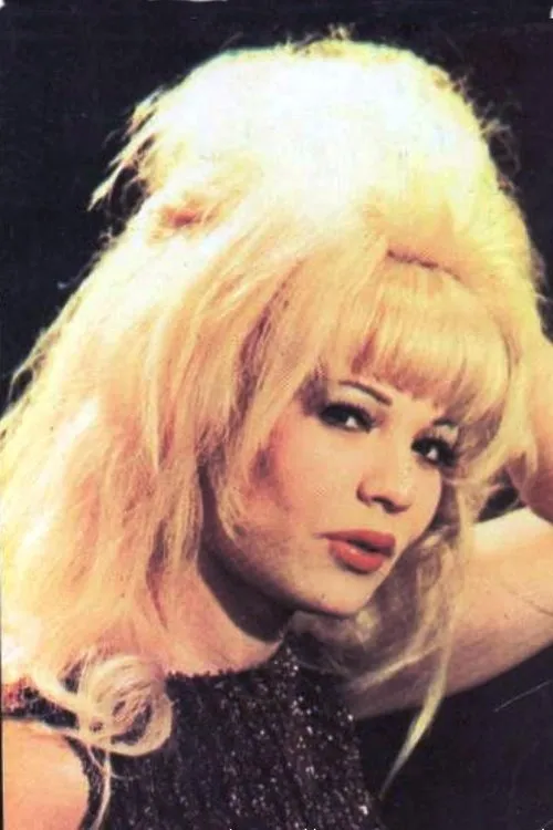 Aysel Tanju interpretando a