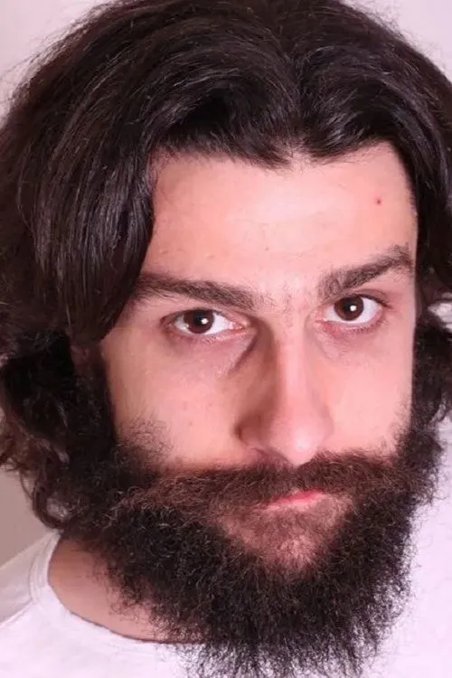 Aytek Şayan interpretando a Imam