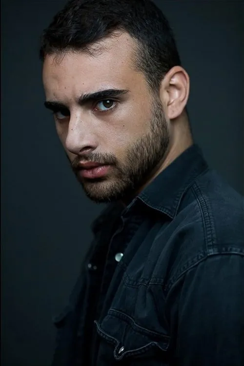 Azad Boutella interpretando a 