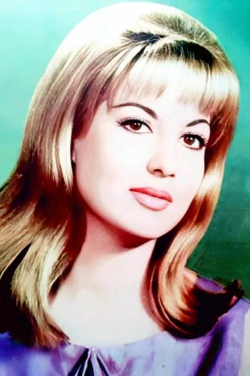 Azar Hekmat Shoar interpretando a