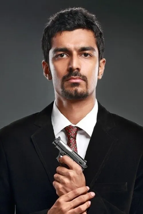 Azeem Banatwalla interpretando a Azeem Banatwalla