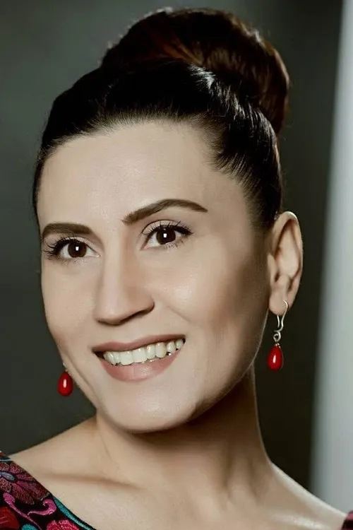 Azerin interpretando a Samad's Mother