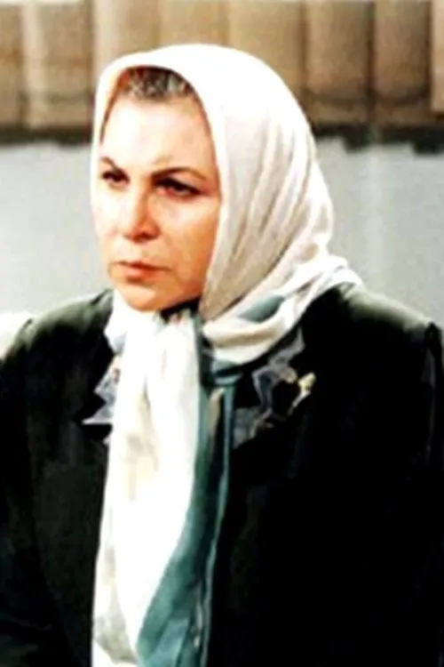 Azita Lachini interpretando a Roja's mother