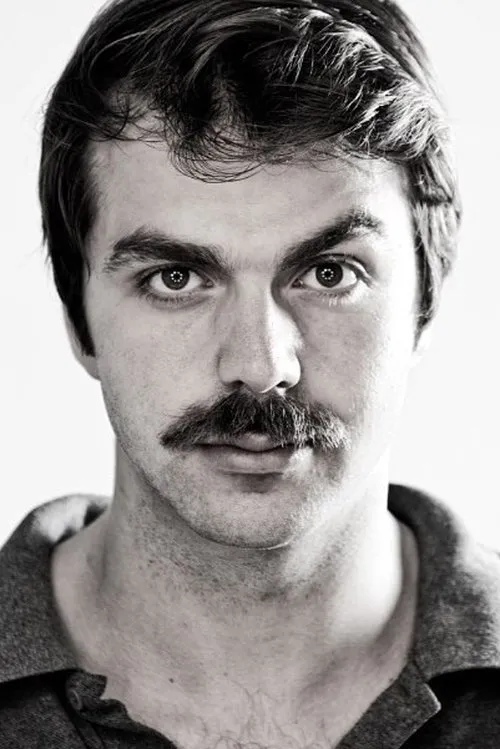 Aziz Caner İnan interpretando a Bülent