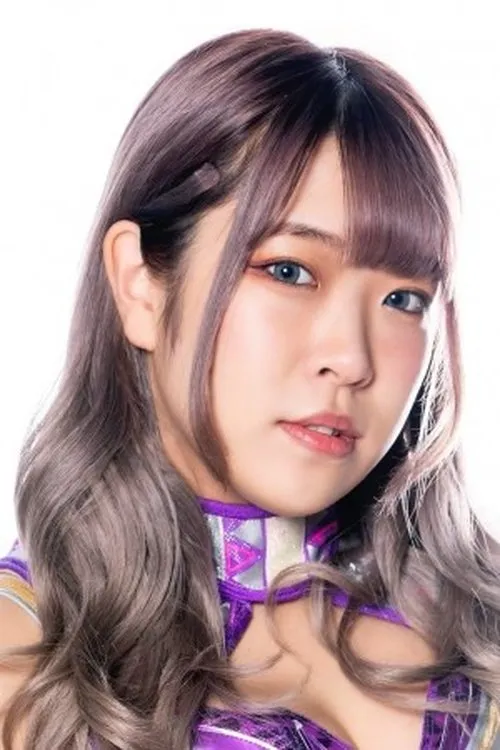 Azumi interpretando a AZM