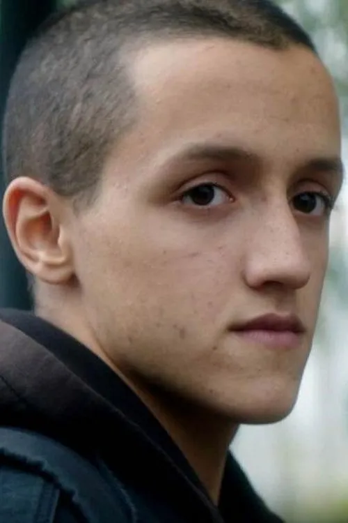 Azzedine Bouabba interpretando a Azzedine