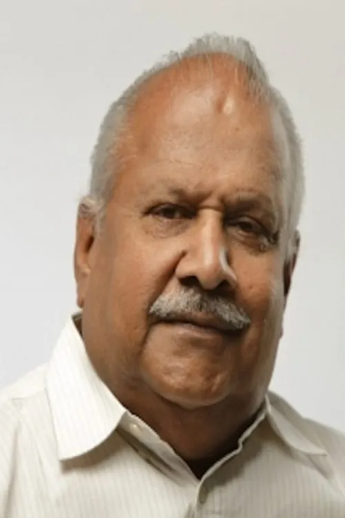 Babu Swamy interpretando a Colonel Uncle