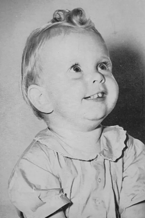 Baby Sandy interpretando a Sandy