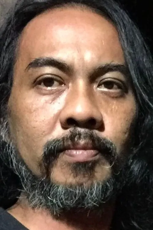 Bagus Sumartono interpretando a Paung