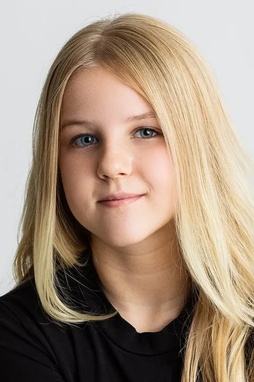 Bailey Thain interpretando a Kelly