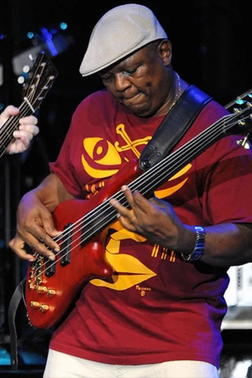 Bakithi Kumalo interpretando a Self - Bass