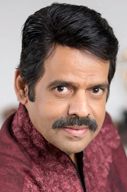 Balachandra Menon interpretando a Sreedhara Kurup