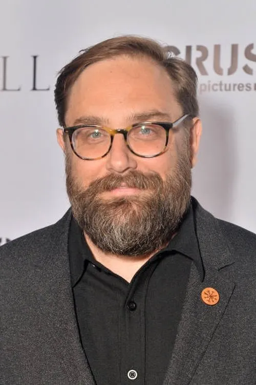 Barak Hardley interpretando a Chris