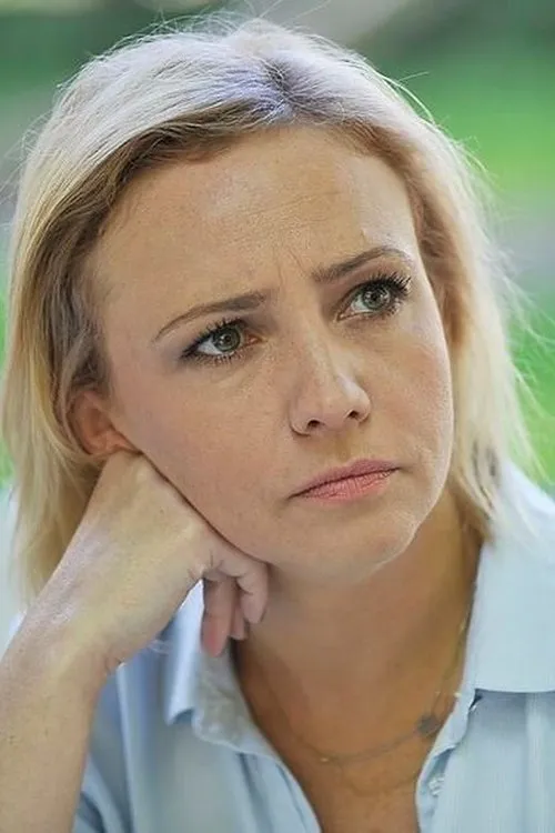 Barbara Jonak interpretando a singer / policewoman