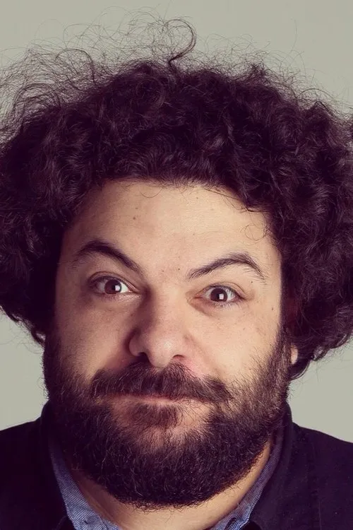 Barış Kıralioğlu interpretando a Rasim